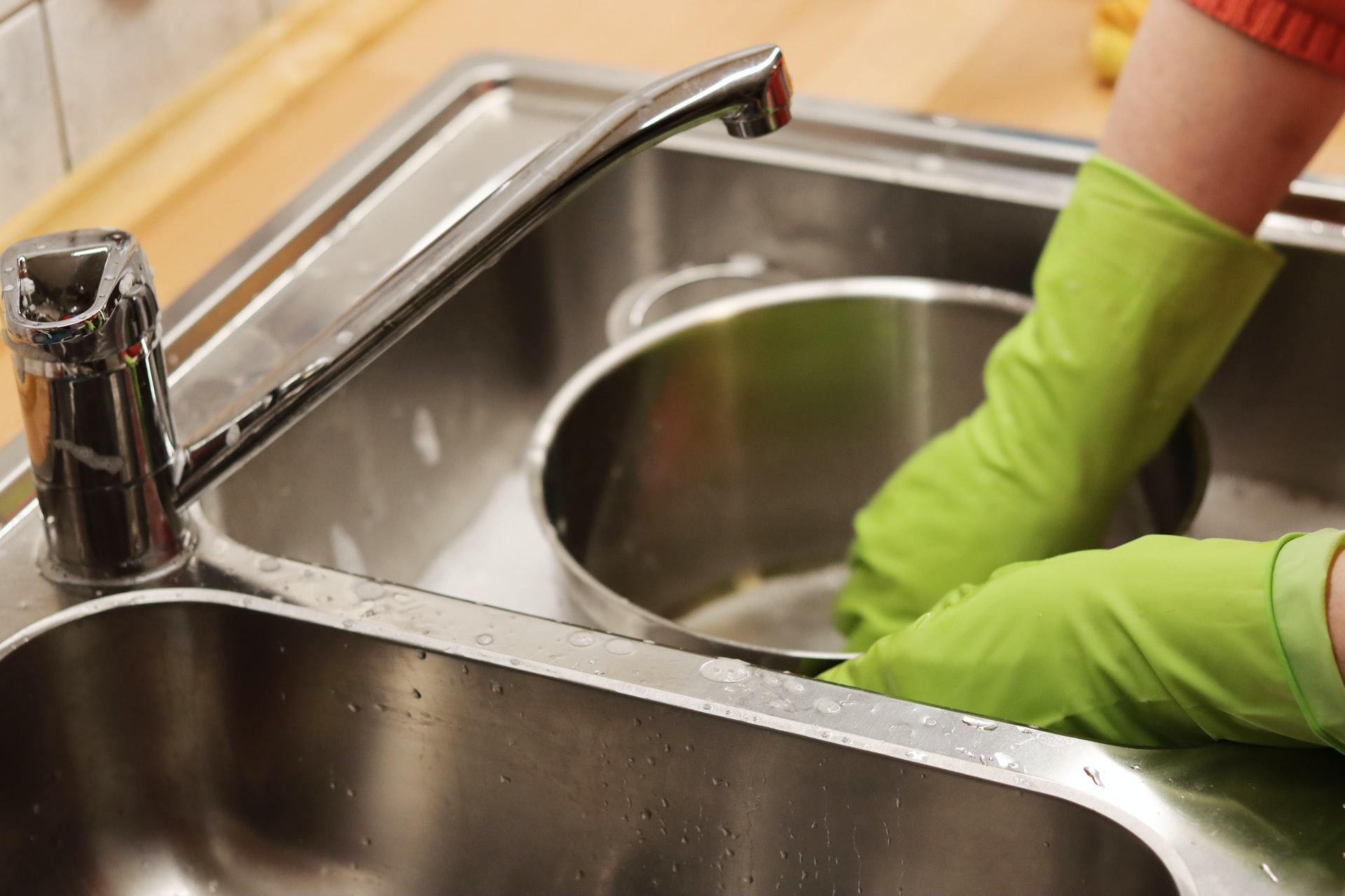 Hoe efficiënt een aangebrande pan schoonmaken?