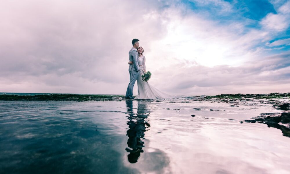 Je wilt samen met je partner in Nederland wonen. Dit kan soms lastig zijn als je partner uit het buitenland komt. Voor dit proces gebruikt de overheid de term huwelijkspartner SRNO. Het is belangrijk om te weten wat dit betekent en hoe het werkt, zodat je precies weet wat je kunt verwachten. Uitleg van huwelijkspartner SRNO SRNO staat voor "Samen- of geregistreerd partnerschap met een niet-Nederlandse onderdaan". De overheid gebruikt deze term om aan te geven dat iemand een partner uit het buitenland heeft waarmee hij of zij wil trouwen of samenwonen in Nederland. Het maakt hierbij niet uit of het om een huwelijk of een geregistreerd partnerschap gaat. Het belangrijkste is dat één van de twee geen Nederlandse nationaliteit heeft. Met huwelijkspartner SRNO bedoelt men dus een buitenlandse partner met wie je officieel wilt samenleven of trouwen. Voorwaarden voor samenwonen of trouwen Voordat je met een huwelijkspartner SRNO mag samenwonen of trouwen in Nederland, moet je aan een aantal voorwaarden voldoen. Zo moet je aantonen dat jullie relatie echt is en dat jullie samen willen wonen. Ook moet de buitenlandse partner soms een inburgeringsexamen doen. Verder vraagt de overheid vaak om bewijsstukken, zoals paspoorten, geboorteaktes en bewijs van je relatie. Wanneer alles klopt, kun je officieel samenwonen of trouwen in Nederland met je buitenlandse partner. Verblijfsvergunning aanvragen Als je huwelijkspartner SRNO nog niet in Nederland woont, moet hij of zij meestal een verblijfsvergunning aanvragen. Dit gebeurt via de Immigratie- en Naturalisatiedienst (IND). Jullie moeten samen het aanvraagproces doorlopen. Hierbij zal de IND kijken naar jullie relatie en alle ingediende documenten. Wanneer alles goed gaat, krijgt je partner toestemming om in Nederland te wonen. Dit is vaak een spannende tijd waarin je veel moet regelen. Geduld is hierbij belangrijk, want een aanvraag kan even duren. Het leven in Nederland met een buitenlandse partner Nadat je huwelijkspartner SRNO toestemming heeft om in Nederland te wonen, starten jullie samen een nieuw leven. Je partner mag nu officieel bij je verblijven. Soms zijn er nog regels over werken of studeren. Ook kan het zijn dat je partner de Nederlandse taal moet blijven leren. Samen kun je nu verder bouwen aan jullie toekomst in Nederland. Het is fijn om te weten dat er ook hulp is vanuit de gemeente of andere instanties als je vragen hebt. Meest gestelde vragen over huwelijkspartner SRNO Wat betekent SRNO precies? SRNO betekent Samen- of geregistreerd partnerschap met een niet-Nederlandse onderdaan. Het is een term die gebruikt wordt voor buitenlandse partners waarmee je wilt trouwen of samenwonen in Nederland. Moet mijn huwelijkspartner SRNO altijd een verblijfsvergunning aanvragen? Aanvragen van een verblijfsvergunning is meestal nodig als je huwelijkspartner SRNO geen Europese nationaliteit heeft en nog niet in Nederland woont. Welke documenten moeten wij inleveren? Voor een aanvraag huwelijkspartner SRNO heb je meestal paspoorten, bewijzen van jullie relatie en geboorteaktes nodig. Soms vraagt de IND extra papieren. Kan mijn huwelijkspartner SRNO direct beginnen met werken in Nederland? Werken mag soms direct als je huwelijkspartner SRNO een verblijfsvergunning heeft. Dit hangt af van het soort vergunning. Kijk goed wat er in de regels staat van de IND.