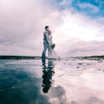 Je wilt samen met je partner in Nederland wonen. Dit kan soms lastig zijn als je partner uit het buitenland komt. Voor dit proces gebruikt de overheid de term huwelijkspartner SRNO. Het is belangrijk om te weten wat dit betekent en hoe het werkt, zodat je precies weet wat je kunt verwachten. Uitleg van huwelijkspartner SRNO SRNO staat voor "Samen- of geregistreerd partnerschap met een niet-Nederlandse onderdaan". De overheid gebruikt deze term om aan te geven dat iemand een partner uit het buitenland heeft waarmee hij of zij wil trouwen of samenwonen in Nederland. Het maakt hierbij niet uit of het om een huwelijk of een geregistreerd partnerschap gaat. Het belangrijkste is dat één van de twee geen Nederlandse nationaliteit heeft. Met huwelijkspartner SRNO bedoelt men dus een buitenlandse partner met wie je officieel wilt samenleven of trouwen. Voorwaarden voor samenwonen of trouwen Voordat je met een huwelijkspartner SRNO mag samenwonen of trouwen in Nederland, moet je aan een aantal voorwaarden voldoen. Zo moet je aantonen dat jullie relatie echt is en dat jullie samen willen wonen. Ook moet de buitenlandse partner soms een inburgeringsexamen doen. Verder vraagt de overheid vaak om bewijsstukken, zoals paspoorten, geboorteaktes en bewijs van je relatie. Wanneer alles klopt, kun je officieel samenwonen of trouwen in Nederland met je buitenlandse partner. Verblijfsvergunning aanvragen Als je huwelijkspartner SRNO nog niet in Nederland woont, moet hij of zij meestal een verblijfsvergunning aanvragen. Dit gebeurt via de Immigratie- en Naturalisatiedienst (IND). Jullie moeten samen het aanvraagproces doorlopen. Hierbij zal de IND kijken naar jullie relatie en alle ingediende documenten. Wanneer alles goed gaat, krijgt je partner toestemming om in Nederland te wonen. Dit is vaak een spannende tijd waarin je veel moet regelen. Geduld is hierbij belangrijk, want een aanvraag kan even duren. Het leven in Nederland met een buitenlandse partner Nadat je huwelijkspartner SRNO toestemming heeft om in Nederland te wonen, starten jullie samen een nieuw leven. Je partner mag nu officieel bij je verblijven. Soms zijn er nog regels over werken of studeren. Ook kan het zijn dat je partner de Nederlandse taal moet blijven leren. Samen kun je nu verder bouwen aan jullie toekomst in Nederland. Het is fijn om te weten dat er ook hulp is vanuit de gemeente of andere instanties als je vragen hebt. Meest gestelde vragen over huwelijkspartner SRNO Wat betekent SRNO precies? SRNO betekent Samen- of geregistreerd partnerschap met een niet-Nederlandse onderdaan. Het is een term die gebruikt wordt voor buitenlandse partners waarmee je wilt trouwen of samenwonen in Nederland. Moet mijn huwelijkspartner SRNO altijd een verblijfsvergunning aanvragen? Aanvragen van een verblijfsvergunning is meestal nodig als je huwelijkspartner SRNO geen Europese nationaliteit heeft en nog niet in Nederland woont. Welke documenten moeten wij inleveren? Voor een aanvraag huwelijkspartner SRNO heb je meestal paspoorten, bewijzen van jullie relatie en geboorteaktes nodig. Soms vraagt de IND extra papieren. Kan mijn huwelijkspartner SRNO direct beginnen met werken in Nederland? Werken mag soms direct als je huwelijkspartner SRNO een verblijfsvergunning heeft. Dit hangt af van het soort vergunning. Kijk goed wat er in de regels staat van de IND.