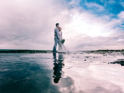 Je wilt samen met je partner in Nederland wonen. Dit kan soms lastig zijn als je partner uit het buitenland komt. Voor dit proces gebruikt de overheid de term huwelijkspartner SRNO. Het is belangrijk om te weten wat dit betekent en hoe het werkt, zodat je precies weet wat je kunt verwachten. Uitleg van huwelijkspartner SRNO SRNO staat voor "Samen- of geregistreerd partnerschap met een niet-Nederlandse onderdaan". De overheid gebruikt deze term om aan te geven dat iemand een partner uit het buitenland heeft waarmee hij of zij wil trouwen of samenwonen in Nederland. Het maakt hierbij niet uit of het om een huwelijk of een geregistreerd partnerschap gaat. Het belangrijkste is dat één van de twee geen Nederlandse nationaliteit heeft. Met huwelijkspartner SRNO bedoelt men dus een buitenlandse partner met wie je officieel wilt samenleven of trouwen. Voorwaarden voor samenwonen of trouwen Voordat je met een huwelijkspartner SRNO mag samenwonen of trouwen in Nederland, moet je aan een aantal voorwaarden voldoen. Zo moet je aantonen dat jullie relatie echt is en dat jullie samen willen wonen. Ook moet de buitenlandse partner soms een inburgeringsexamen doen. Verder vraagt de overheid vaak om bewijsstukken, zoals paspoorten, geboorteaktes en bewijs van je relatie. Wanneer alles klopt, kun je officieel samenwonen of trouwen in Nederland met je buitenlandse partner. Verblijfsvergunning aanvragen Als je huwelijkspartner SRNO nog niet in Nederland woont, moet hij of zij meestal een verblijfsvergunning aanvragen. Dit gebeurt via de Immigratie- en Naturalisatiedienst (IND). Jullie moeten samen het aanvraagproces doorlopen. Hierbij zal de IND kijken naar jullie relatie en alle ingediende documenten. Wanneer alles goed gaat, krijgt je partner toestemming om in Nederland te wonen. Dit is vaak een spannende tijd waarin je veel moet regelen. Geduld is hierbij belangrijk, want een aanvraag kan even duren. Het leven in Nederland met een buitenlandse partner Nadat je huwelijkspartner SRNO toestemming heeft om in Nederland te wonen, starten jullie samen een nieuw leven. Je partner mag nu officieel bij je verblijven. Soms zijn er nog regels over werken of studeren. Ook kan het zijn dat je partner de Nederlandse taal moet blijven leren. Samen kun je nu verder bouwen aan jullie toekomst in Nederland. Het is fijn om te weten dat er ook hulp is vanuit de gemeente of andere instanties als je vragen hebt. Meest gestelde vragen over huwelijkspartner SRNO Wat betekent SRNO precies? SRNO betekent Samen- of geregistreerd partnerschap met een niet-Nederlandse onderdaan. Het is een term die gebruikt wordt voor buitenlandse partners waarmee je wilt trouwen of samenwonen in Nederland. Moet mijn huwelijkspartner SRNO altijd een verblijfsvergunning aanvragen? Aanvragen van een verblijfsvergunning is meestal nodig als je huwelijkspartner SRNO geen Europese nationaliteit heeft en nog niet in Nederland woont. Welke documenten moeten wij inleveren? Voor een aanvraag huwelijkspartner SRNO heb je meestal paspoorten, bewijzen van jullie relatie en geboorteaktes nodig. Soms vraagt de IND extra papieren. Kan mijn huwelijkspartner SRNO direct beginnen met werken in Nederland? Werken mag soms direct als je huwelijkspartner SRNO een verblijfsvergunning heeft. Dit hangt af van het soort vergunning. Kijk goed wat er in de regels staat van de IND.